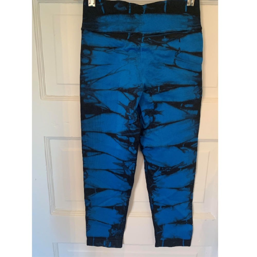 Nux Seamless Tie-Dye Capri Leggings - Picture 2 of 3